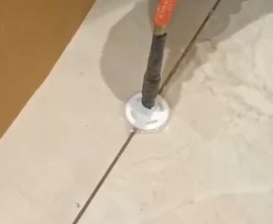 淮上瓷砖空鼓维修公司专业解答瓷砖在铺贴过程中，如果没有涂抹均匀到位的粘结材料（如水泥砂浆或瓷砖胶），可能会导致以下问题
